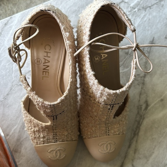 EUC Chanel Cream Tweed d’orsay 3.5” heel 2021 logo on leather toe z37 - Picture 5 of 8